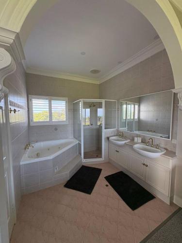 a large bathroom with two sinks and a tub at Wonnerup Beach Manor in Wonnerup