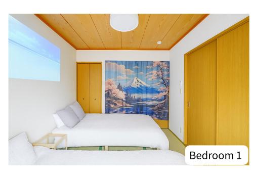 a room with a bed and a window at Quiet Myoden-Disney & Tokyo Sightseeing Base in Ichikawa