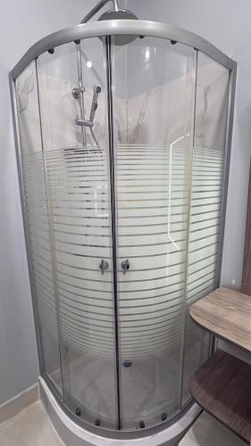 a shower with a glass enclosure in a room at بيت وقف الخير اسبوعي وشهري Charity endowment house, weekly and monthly in Medina