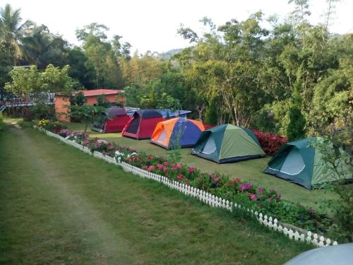 Taman di luar Baan Chuthamanee