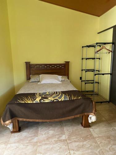 a bedroom with a bed in a room at Una Mirada al Atardecer in Pedregoso