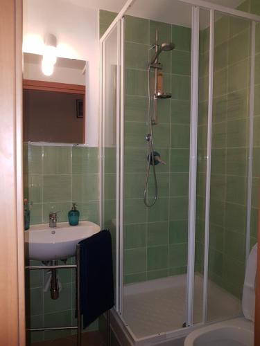 ナポリにあるAi Baretti B&Bのバスルーム(シャワー、シンク付)