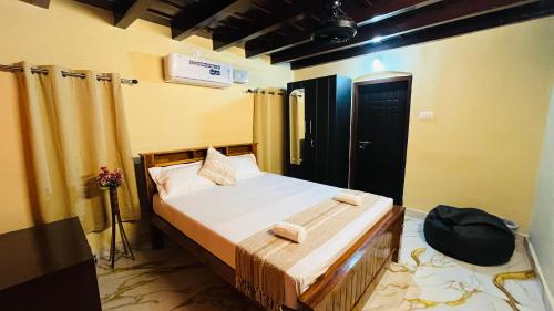 a bedroom with a bed in a room at Odrine's abode - Udupi in Kalyānpur
