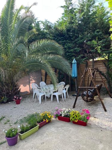 Foto Villa la désirée, Haut de la villa très lumineux, entièrement rénovée, 3 pièces, climatisé, parking privé dans 120m2 de jardin, proche plage !