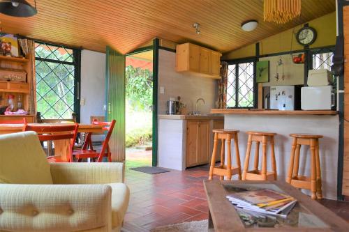 uma cozinha e sala de jantar com mesa e cadeiras em Chalet Guata & Exclusividad & Ubicación estratégica em Sesquilé