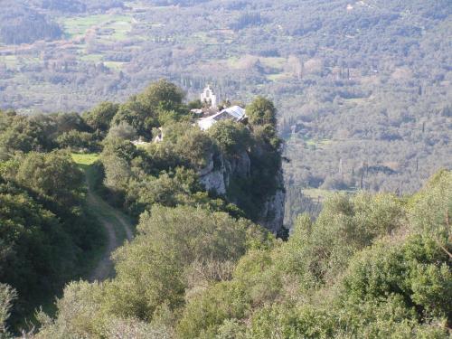 a house on top of a mountain in the forest at Kostas Walkers Point in Dafnáta