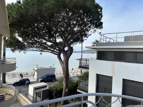 Provence-Style Studio Sea across the street