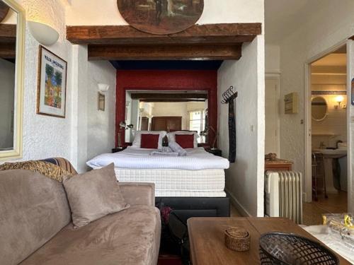 Provence-Style Studio Sea across the street
