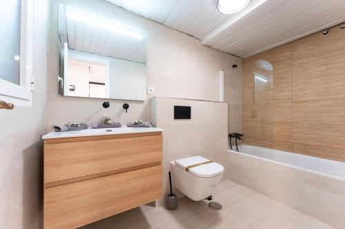 Superb Location Beachfront , 3 bed with terrace