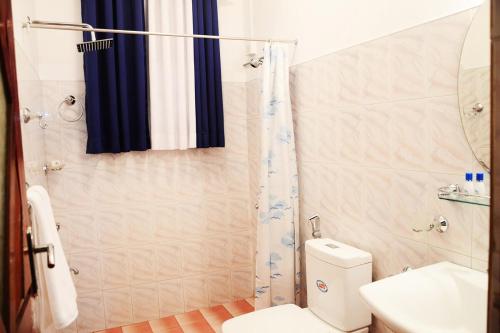 a bathroom with a shower and a toilet and a sink at Villa - Nil Vimana - Ella in Ella