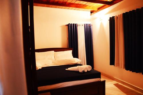 a bedroom with a bunk bed with black and white pillows at Villa - Nil Vimana - Ella in Ella