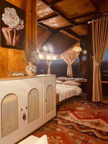 a bedroom with two beds in a room at Homestay Đồi Sương Trắng in Da Lat
