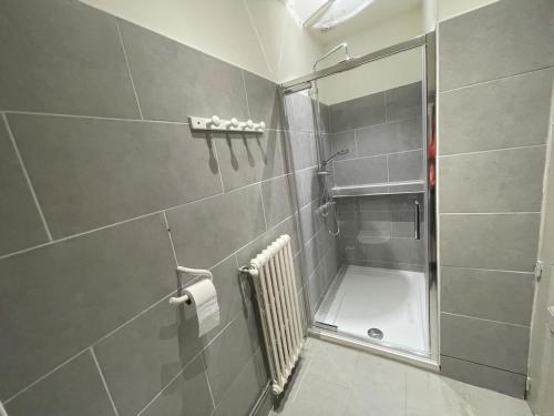 a bathroom with a shower with a glass door at Le gîte de Marie in Gramat