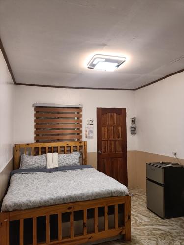 Amalia Transient Inn tesisinde bir odada yatak veya yataklar