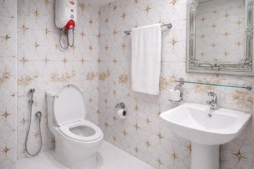 a bathroom with a toilet and a sink at Scenic Hotel Near Earthquake Memorial Bridge,203 in Muzaffarabad