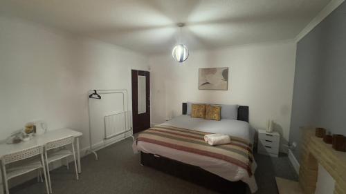 a bedroom with a bed and a desk and a bed sidx sidx sidx at King Room sheared house in Bristol