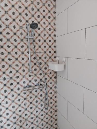 a shower in a bathroom with a tile wall at Casa Papaver Relax Appartement in Coín
