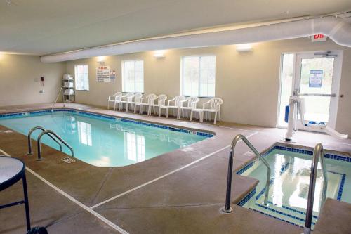 Kolam renang di atau di dekat Cobblestone Hotel & Suites - Knoxville