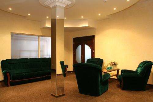 a waiting room with green furniture and a mirror at Hotel Complex Zelenyi Gai in Kopachuvka