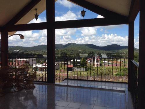 una vista dal balcone di una casa di Hotel Lienzo Charro 1 a Huasca de Ocampo