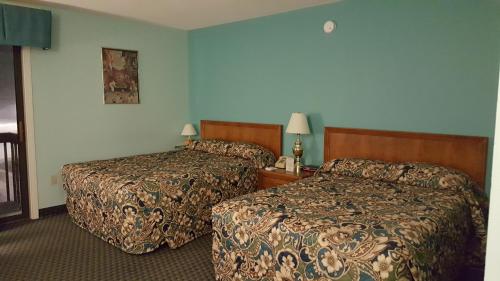 a hotel room with two beds in a room at Cascades Lodge in Killington