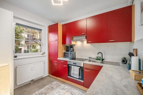Cozy Apartment near Airport & City Center with Private Garden