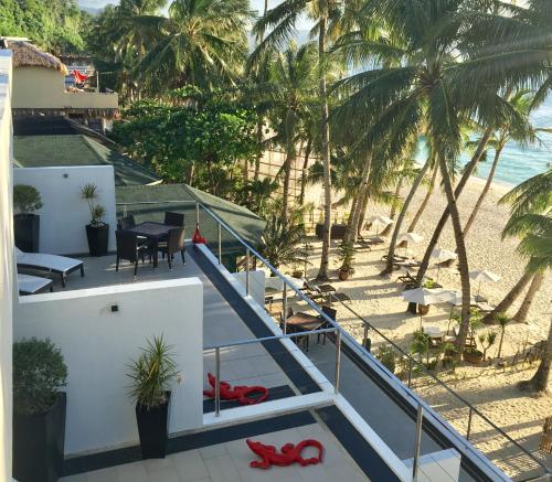 - une vue sur la plage depuis le balcon d'une maison dans l'établissement Sundown Beach Studios, à Boracay