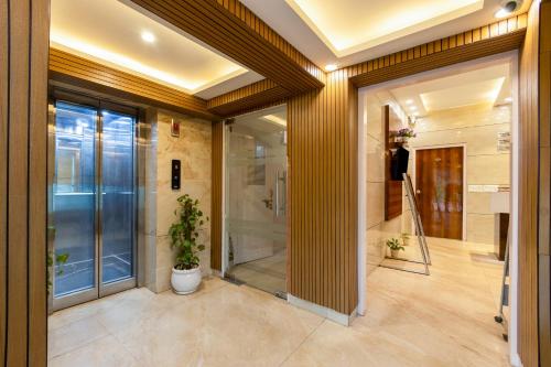 ein Badezimmer mit ebenerdiger Dusche und Glastür in der Unterkunft Marks in Noida