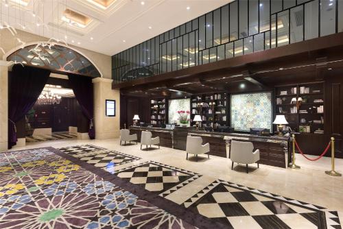 a lobby with chairs and aasteryasteryasteryasteryasteryasteryasteryasteryasteryastery at Mercure Xiamen Exhibition Centre in Xiamen