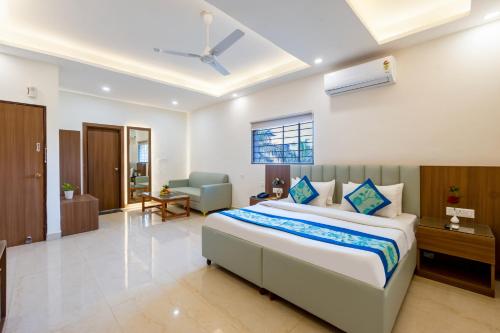 ein Schlafzimmer mit einem großen Bett in einem Zimmer in der Unterkunft Marks in Noida