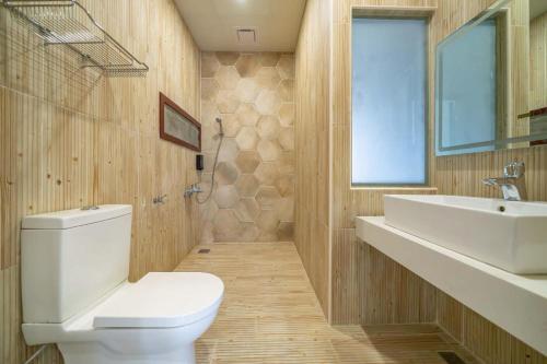 a bathroom with a toilet and a sink at 伊旅旅宿民宿 in Guangfu
