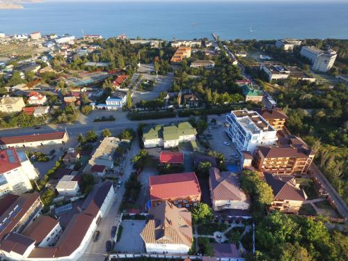 una vista aérea de una pequeña ciudad con edificios en Mechta, en Koktebel