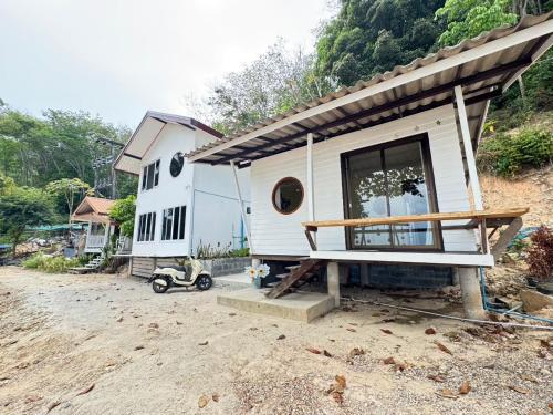a tiny house sitting on top of a dirt road at Baankonhualamkohlibong in Ko Libong Island