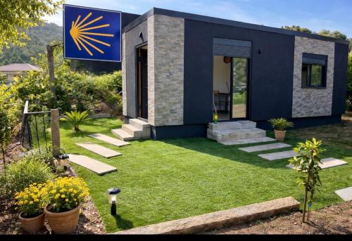 a small house with a flag on it at Casinha do codecal in Labruja