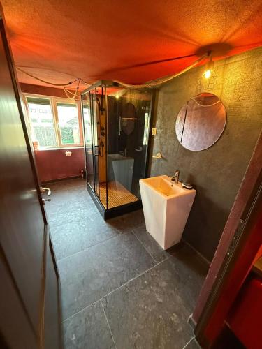 a bathroom with a sink and a shower at Intimissima apartman in Odorheiu Secuiesc