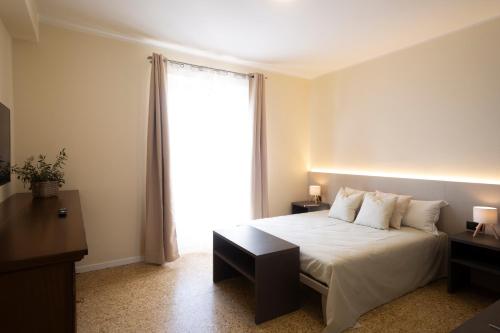 a bedroom with a bed with a large window at Villa Viadeipini22 in Bellagio