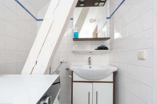 a white bathroom with a sink and a mirror at Spacious 80 m2 Apartment I 3 Rooms I Up to 8 Guests I Near Train Station in Steyr