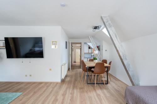 Spacious 80 m2 Apartment I 3 Rooms I Up to 8 Guests I Near Train Station