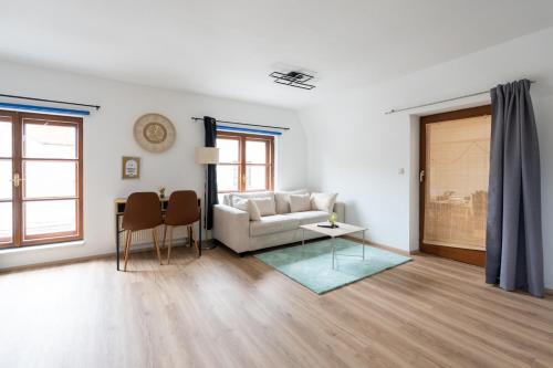 Spacious 80 m2 Apartment I 3 Rooms I Up to 8 Guests I Near Train Station
