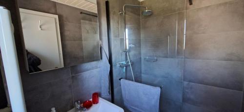 a bathroom with a shower and a sink and a mirror at Kiludi in Bullet