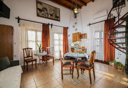 Ifigenia Lux MAISONETTE in oldtown and Villas in theriso vilage 14 km outside of chania