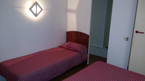 Llit o llits en una habitació de Bonsaï Hotel d'Orleans
