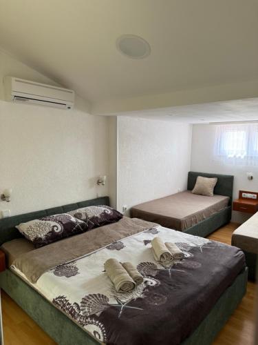 a bedroom with two beds and a couch and a bed at KONAK ViLA MIRKOVIĆ in Soko Banja