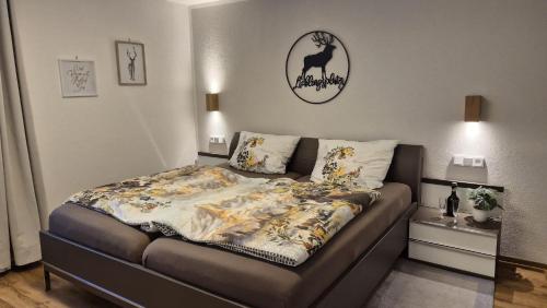 a bedroom with a bed with a blanket on it at Ferienwohnung Alpenherz in Obermaiselstein