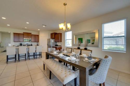7BR Resort Pool Home Near Disney - 8004 photo 4