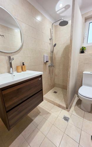 a bathroom with a shower and a sink and a toilet at Casa Bella a Skala 1 in Skala