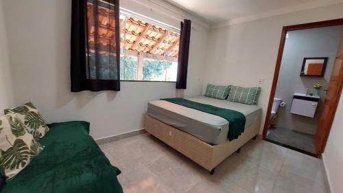 a bedroom with a bed and a window at Recanto da Saudade, 3 Quartos, Piscina, Churrasqueira in Boituva