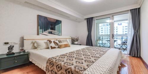 a bedroom with a large bed and a balcony at 上海NICE民宿 Shanghai NICE B&B ZFC in Shanghai