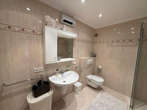 a bathroom with a sink and a toilet at AwayDays - 107 - Apartamento 2 Dormitorios con Wi-Fi in Empuriabrava