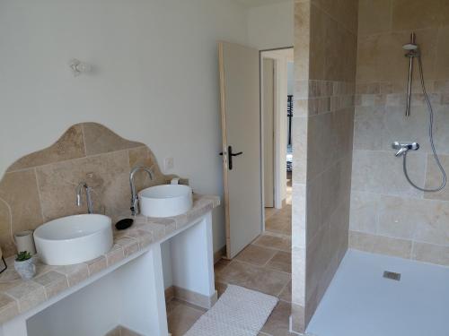 a bathroom with two sinks and a shower at La Cabane du Porteau in Saint-Georges-sur-Cher